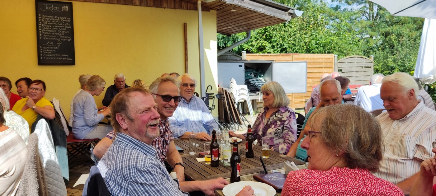 Das Wetter hat es gut gemeint mit den Seniorinnen und Senioren des Dorfes.